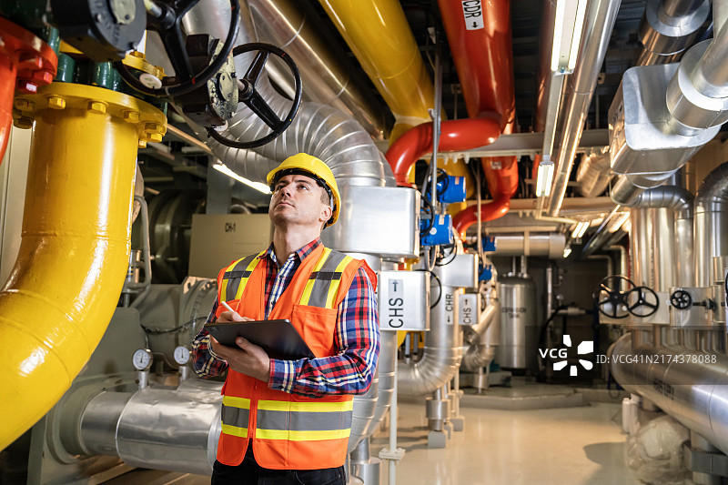 工程师在锅炉房进行维护工作图片素材