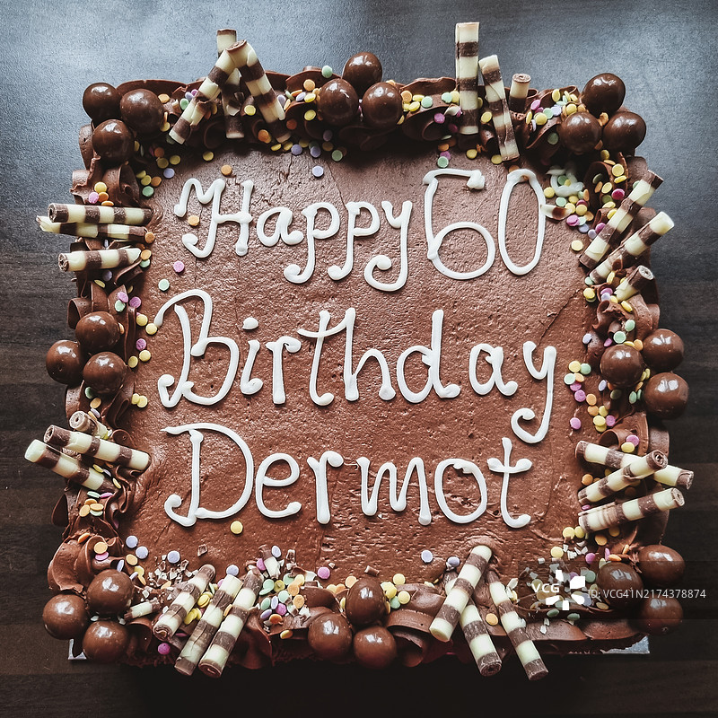 巧克力制成的60周年纪念生日蛋糕，俯视图图片素材