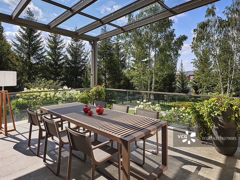 带有毗邻花园的豪宅建筑图片素材