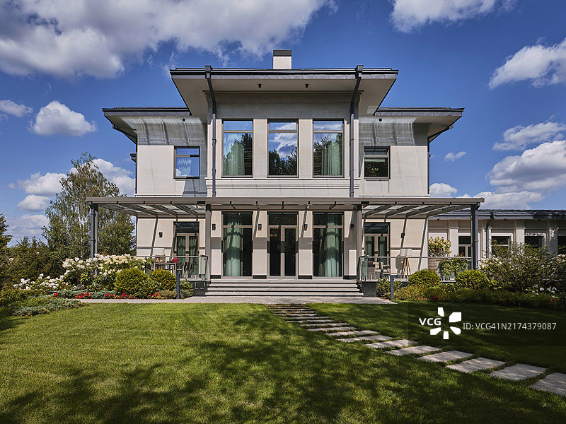 带有毗邻花园的豪宅建筑图片素材