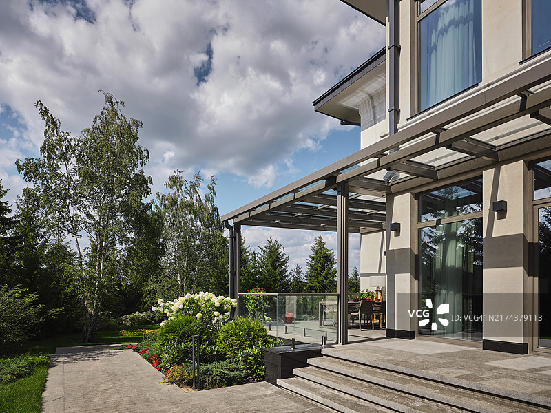 带有毗邻花园的豪宅建筑图片素材