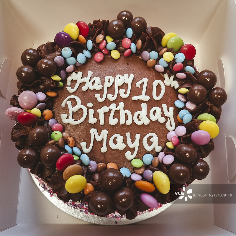 盒装巧克力生日蛋糕，顶部有留言，糖果装饰图片素材