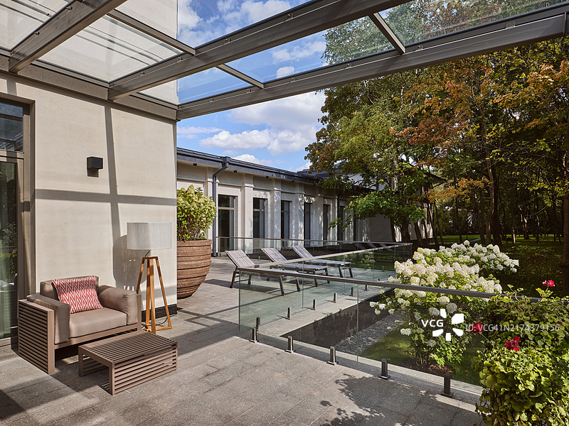 带有毗邻花园的豪宅建筑图片素材