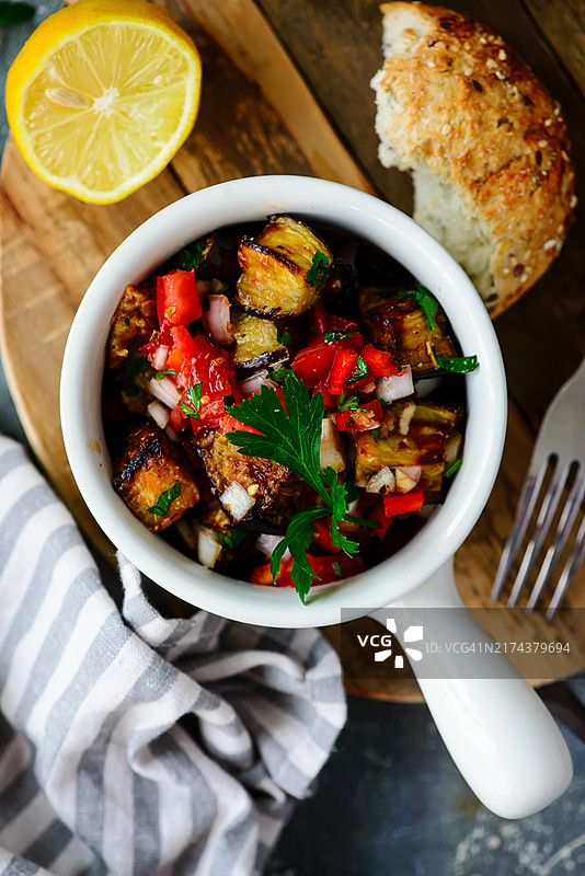 碗装香辣烤茄子沙拉图片素材