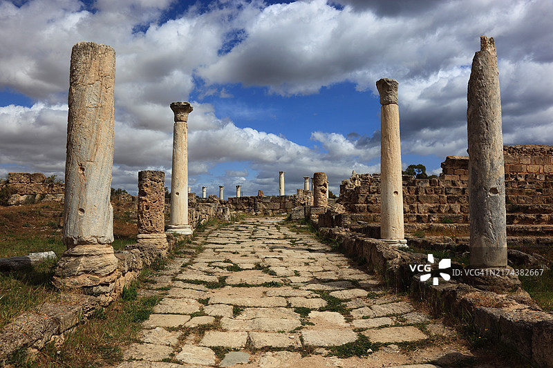 萨拉米斯，希腊萨拉米纳，拉丁康斯坦提亚，是铁器时代的城邦，也是地中海岛屿塞浦路斯东部佩迪亚奥斯河口的一座古城，位于今天法马古斯塔以北约6公里处，在北部塞浦路斯Thermae的柱廊图片素材