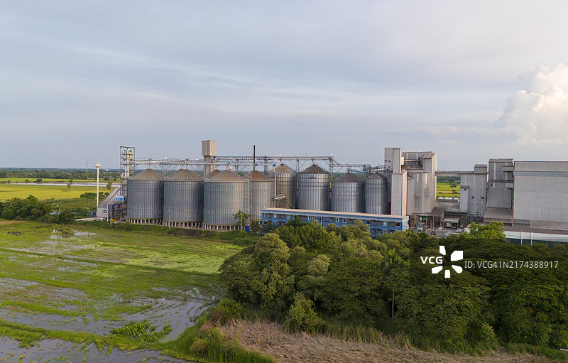 农业用稻米或谷物筒仓鸟瞰图图片素材