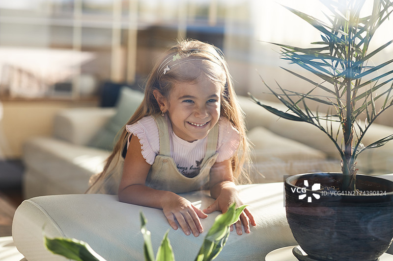 透过窗户看的美丽女孩肖像图片素材