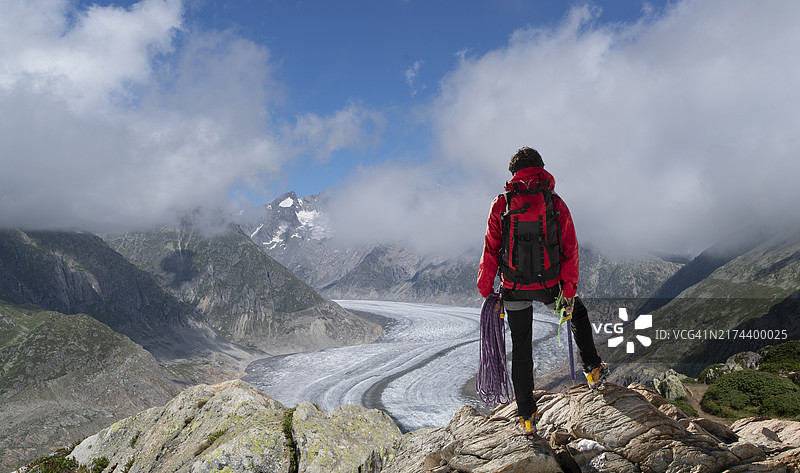 登山者观看冰川图片素材
