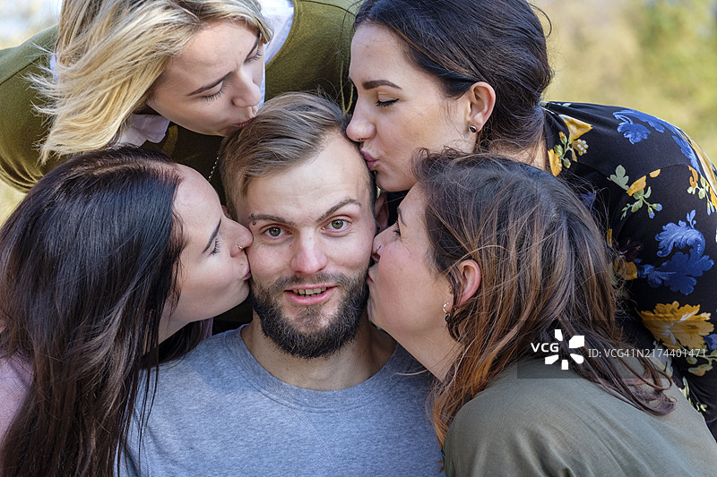 男子被四个女孩围绕，巴伐利亚图片素材