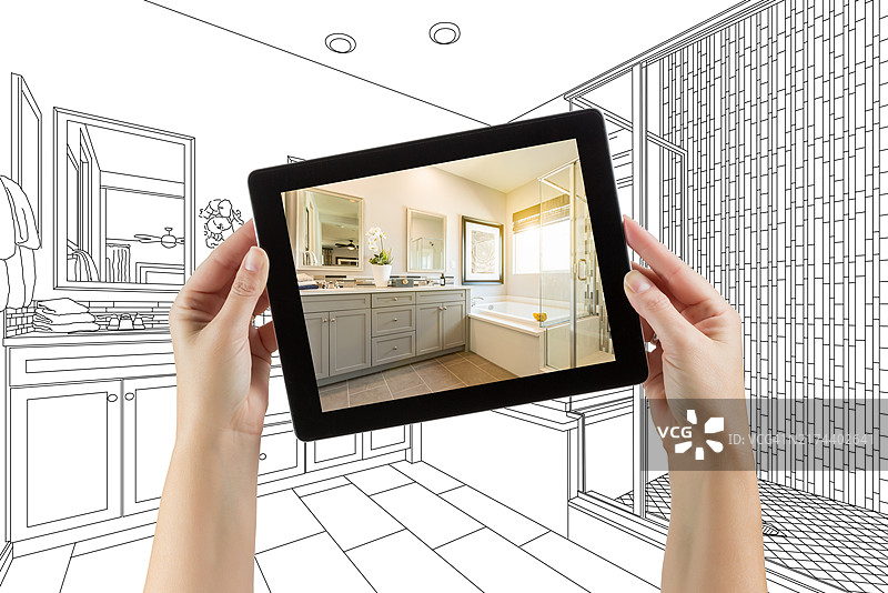 手持平板电脑，屏幕显示主浴室照片，后方有绘画稿图片素材