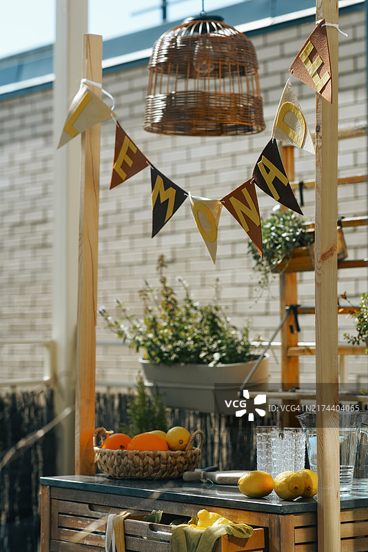 夏季屋顶露台上的柠檬水摊位图片素材