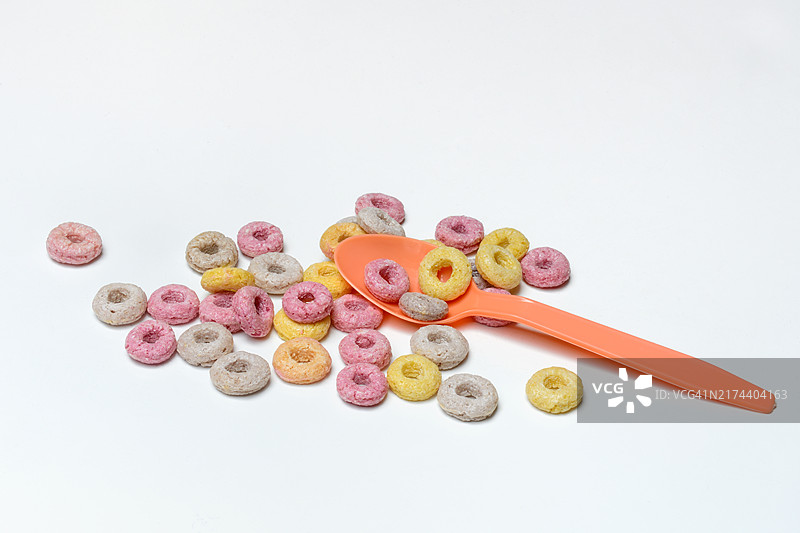 水果味麦圈与勺子，儿童早餐图片素材