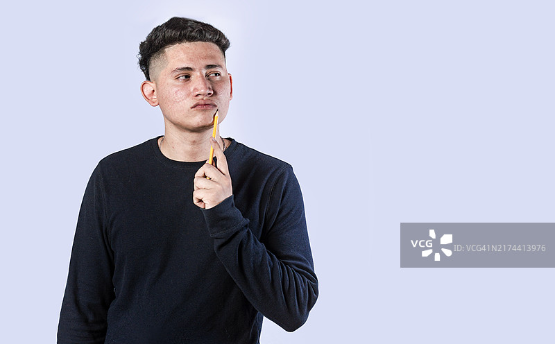 手托下巴思考的年轻男人图片素材