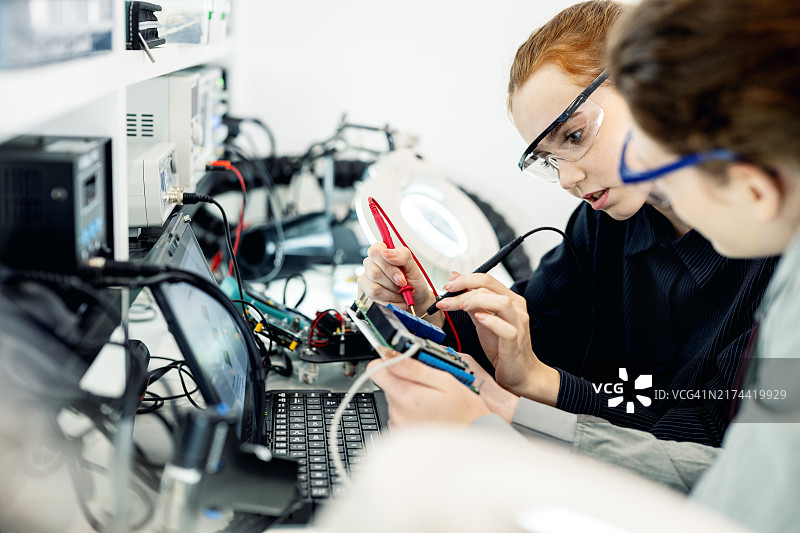 基于项目的学习通过实践教育将学习应用于现实世界的工程挑战，从而增强认知处理能力。图片素材