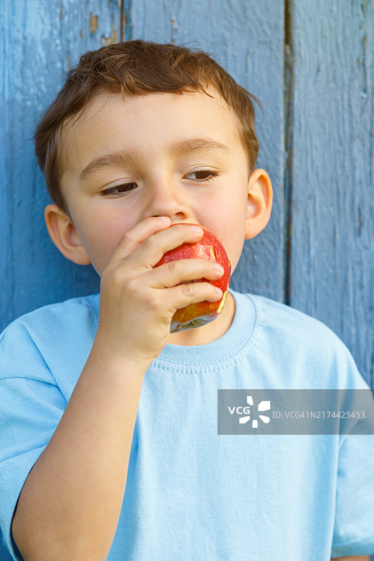 室外竖版苹果儿童图片素材