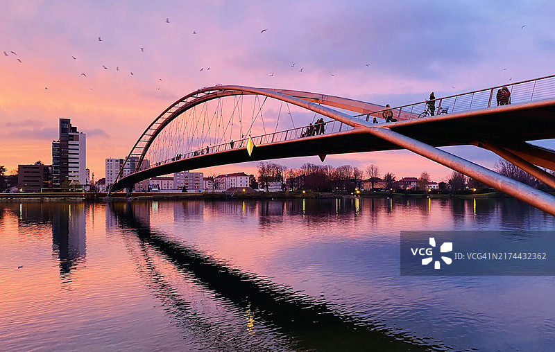 德国莱茵河畔魏尔三国桥日落图片素材