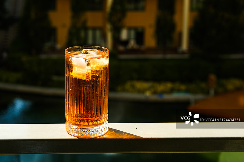 阳台上玻璃杯中的冰茶鸡尾酒图片素材