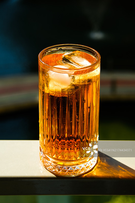 玻璃杯中的冰茶鸡尾酒图片素材