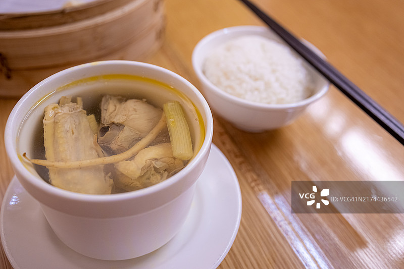 滋补韩国美食：人参鸡汤图片素材