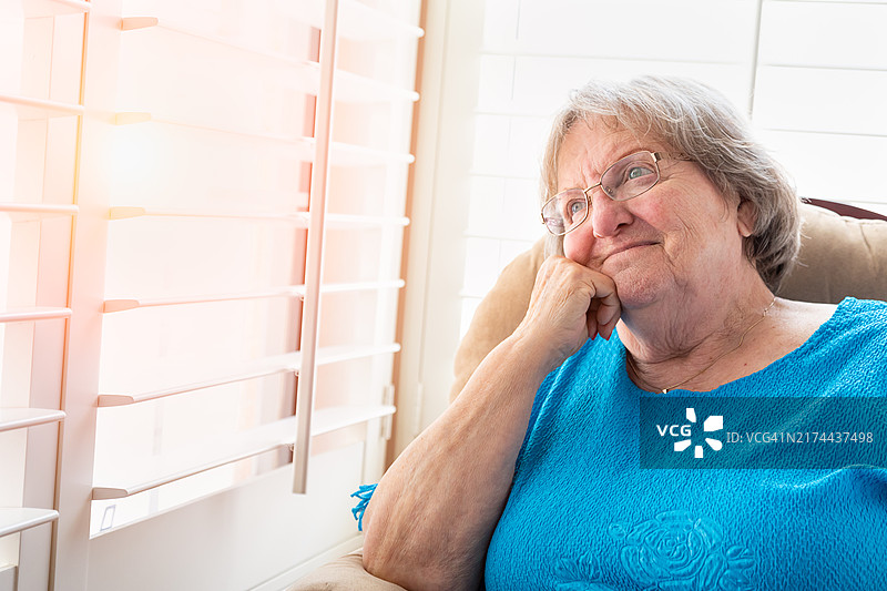 凝视窗外的年长女人图片素材