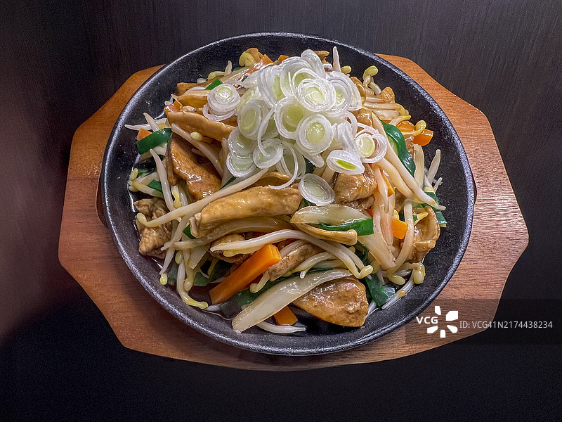 烤内脏配炒蔬菜和韭菜图片素材