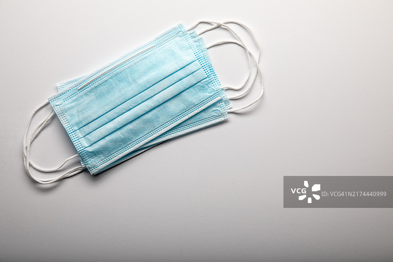 三个医用口罩图片素材