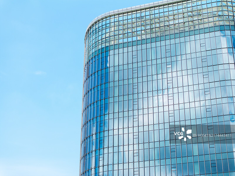 现代建筑群航拍：蓝色天空的倒影图片素材