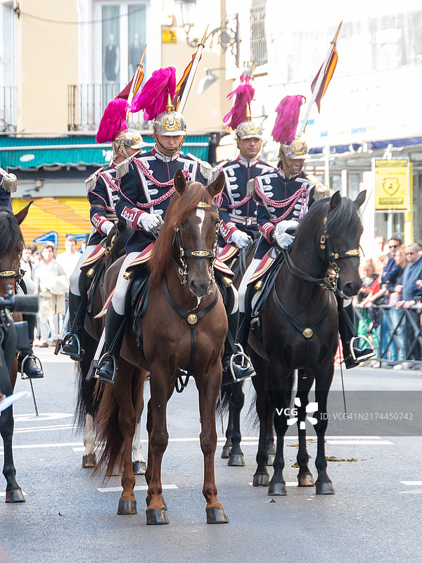 在马德里为圣伊西德罗节游行的骑兵卫队图片素材