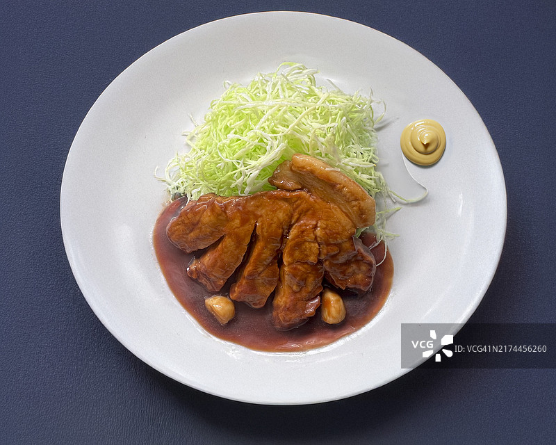 炸猪里脊配棕色酱汁图片素材