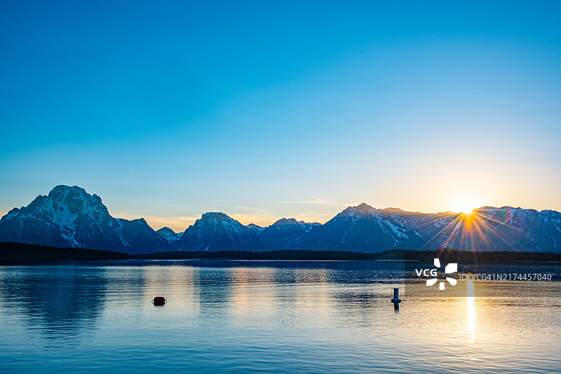 黄昏时从杰克逊湖观看大提顿国家公园图片素材