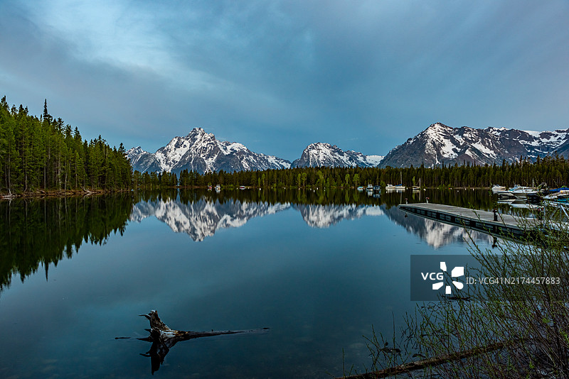 从杰克逊湖黎明时分看大提顿山脉，美国怀俄明州大提顿国家公园图片素材