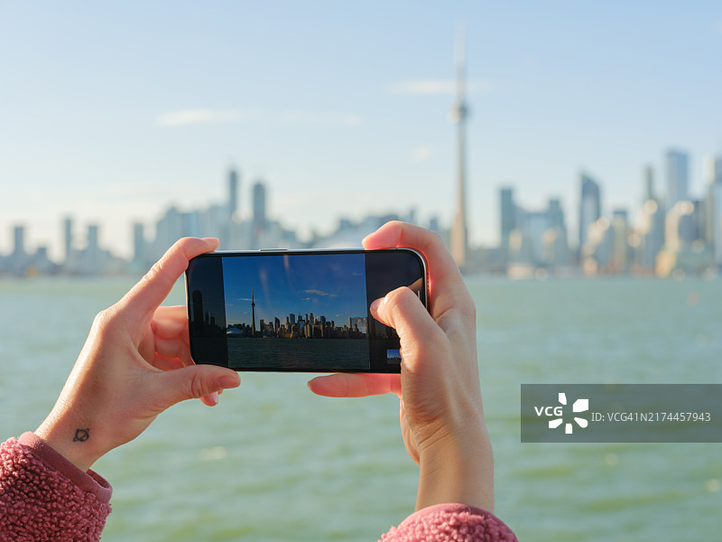 用智能手机拍摄多伦多城市景观的设备屏幕特写图片素材