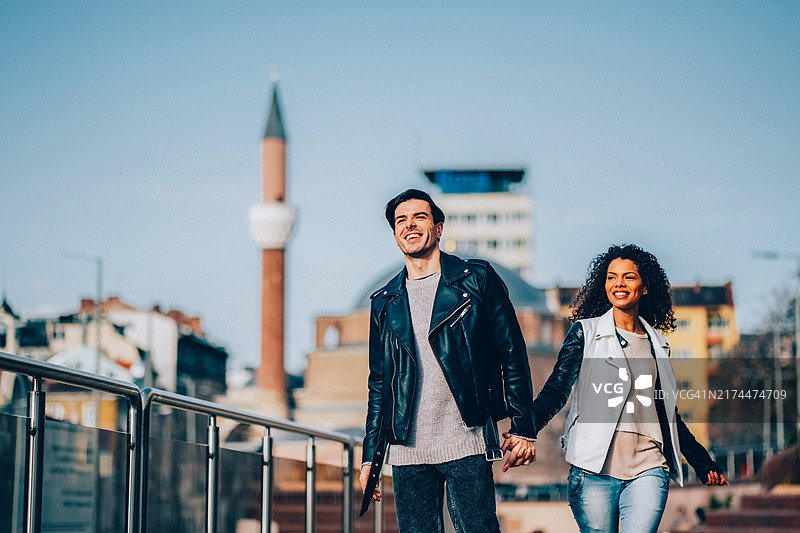 在欧洲旅行的情侣图片素材