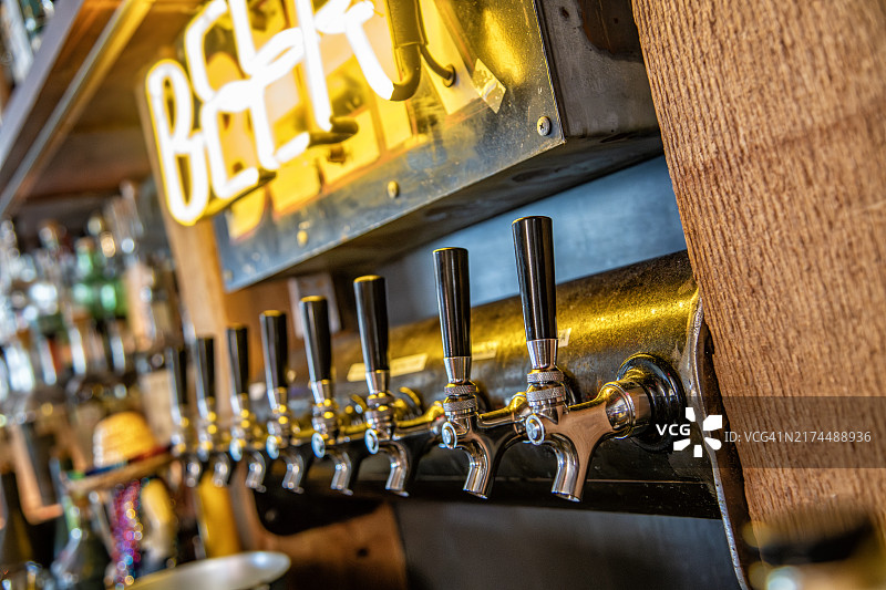 酒吧的啤酒龙头图片素材