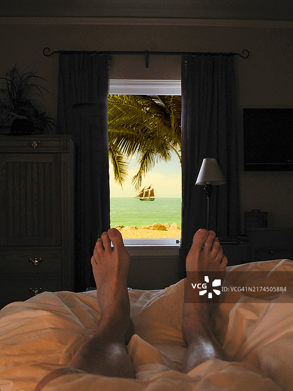 床上男人的视角 - 窗外远处航行的帆船图片素材