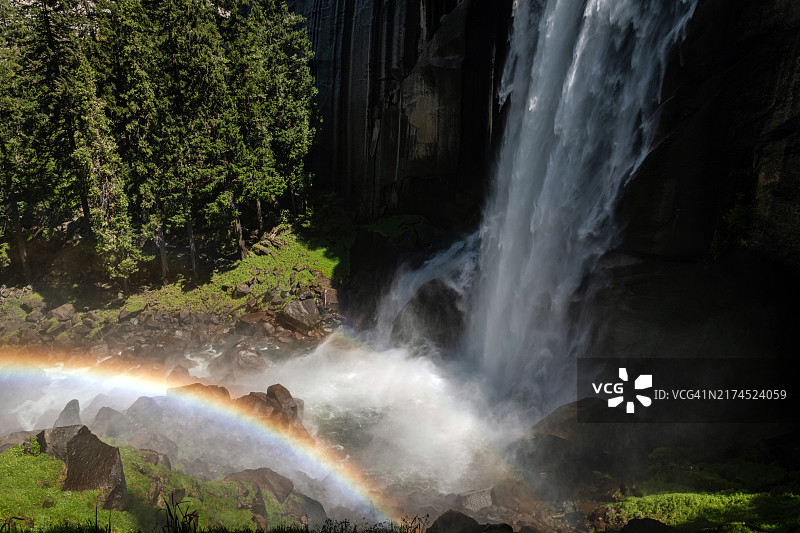 彩虹下的维纳尔瀑布图片素材