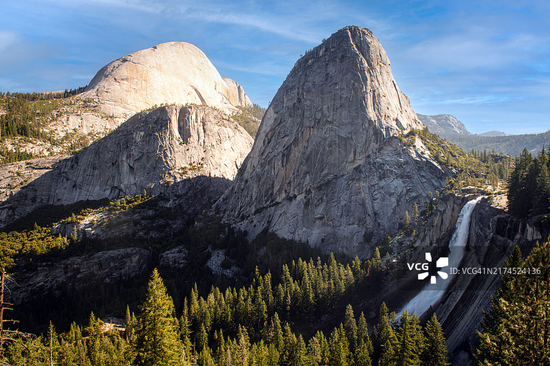 半圆顶、布罗德里克山、自由帽和内华达瀑布图片素材