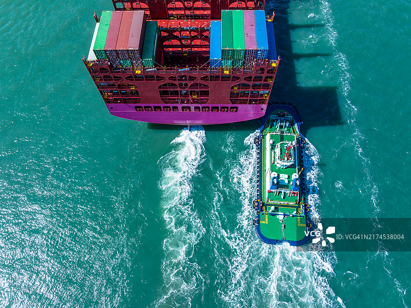 无人机航拍拖船拖曳货船尾部特写图片素材