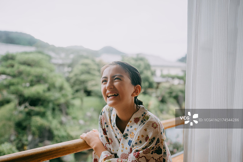 身穿日式浴衣的快乐年轻女孩图片素材