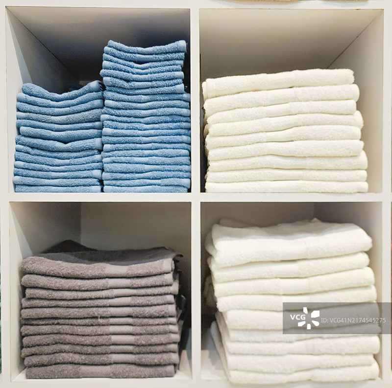 收纳箱中整齐叠放的毛巾图片素材