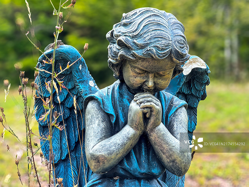 墓地里的天使雕像图片素材