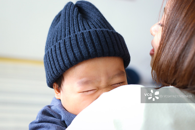 快乐的宝宝躺在妈妈身上的特写图片素材