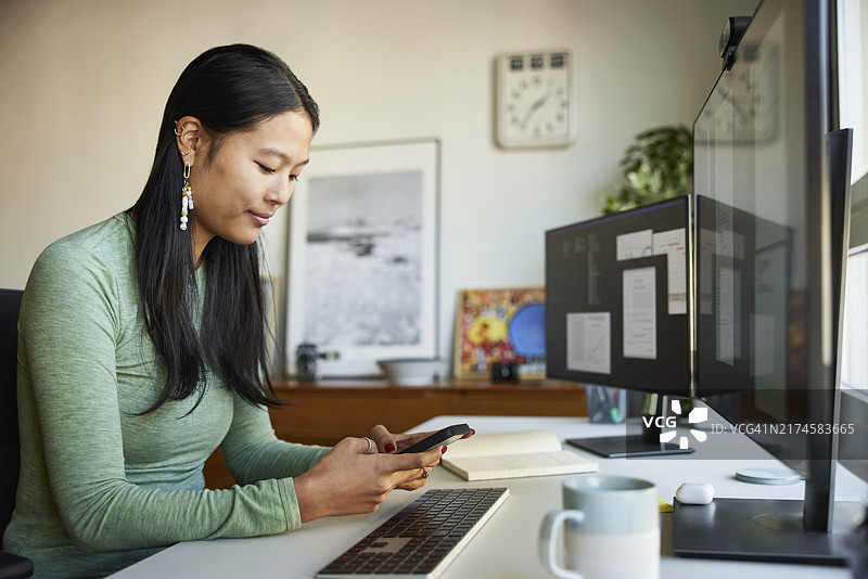 使用手机的年轻女商人图片素材