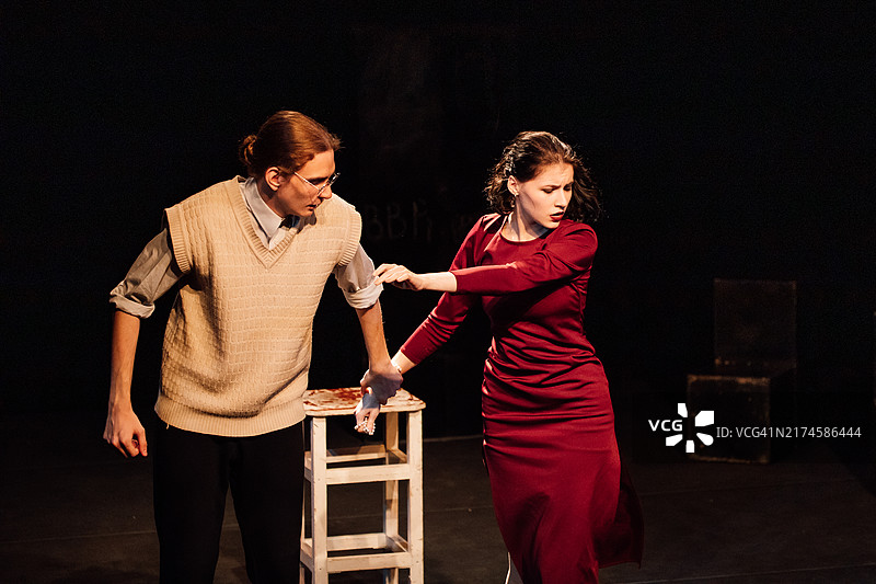 两名有魅力的Z世代演员在大学戏剧俱乐部中描绘恋情和禁忌之爱的复杂性图片素材