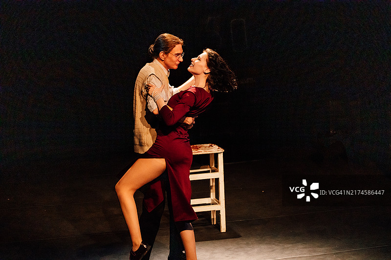 两名有魅力的Z世代演员在大学戏剧俱乐部中描绘恋情和禁忌之爱的复杂性图片素材