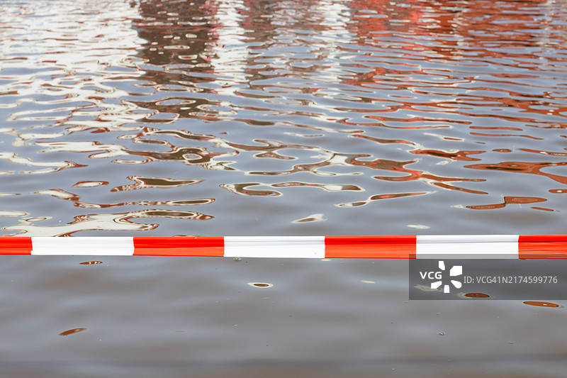 被洪水淹没的道路上的警戒线图片素材