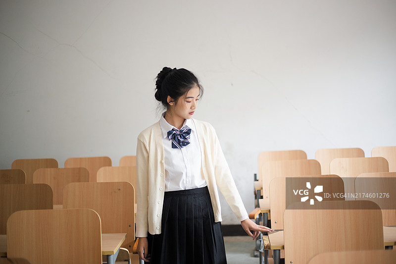 校园教室里的亚洲年轻女孩图片素材