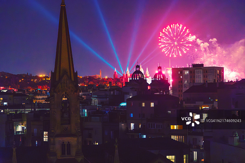 夏季梅尔塞节期间巴塞罗那城市上空的烟花图片素材