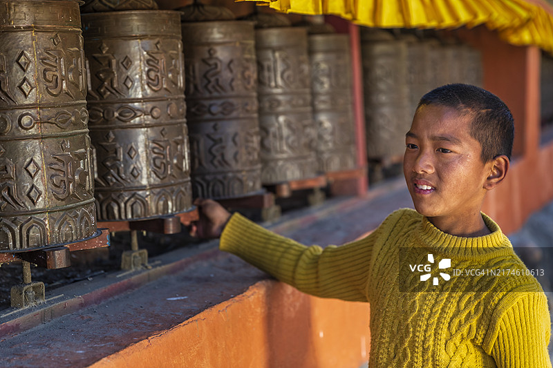 尼泊尔藏族僧侣转经筒图片素材