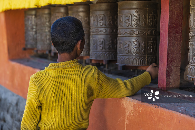 尼泊尔藏族僧侣转经筒图片素材